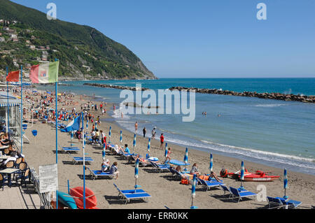 Menschen am Strand von Moneglia, Ligurien Stockfoto