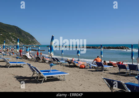 die Leute an den Strand von Moneglia, Ligurien Stockfoto