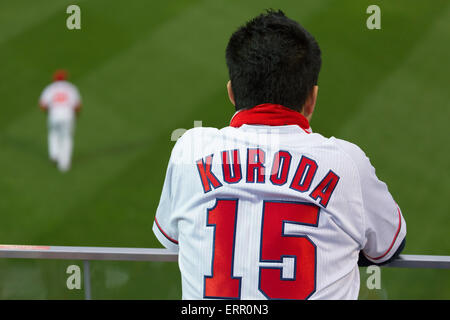 Man beobachtete Baseball Spiel von Hiroshima Toyo Karpfen in MAZDA Zoom-Zoom Stadium Hiroshima, Präfektur Hiroshima, Japan Stockfoto