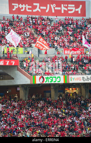 Fans, die gerade Baseball Spiel von Hiroshima Toyo Karpfen in MAZDA Zoom-Zoom Stadium Hiroshima, Präfektur Hiroshima, Japan Stockfoto