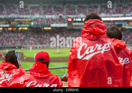 Fans, die gerade Baseball Spiel von Hiroshima Toyo Karpfen in MAZDA Zoom-Zoom Stadium Hiroshima, Präfektur Hiroshima, Japan Stockfoto