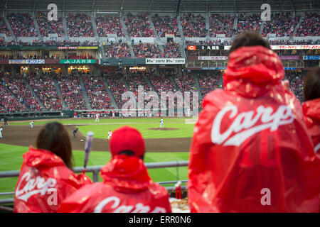 Fans, die gerade Baseball Spiel von Hiroshima Toyo Karpfen in MAZDA Zoom-Zoom Stadium Hiroshima, Präfektur Hiroshima, Japan Stockfoto