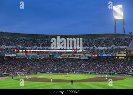 Baseball Spiel der Hiroshima Toyo Karpfen in MAZDA Zoom-Zoom Stadium Hiroshima, Präfektur Hiroshima, Japan Stockfoto