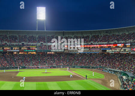 Baseball Spiel der Hiroshima Toyo Karpfen in MAZDA Zoom-Zoom Stadium Hiroshima, Präfektur Hiroshima, Japan Stockfoto