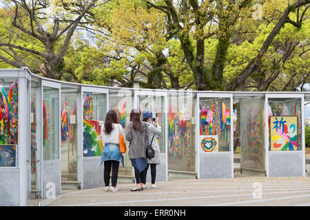 Menschen am Kinder Frieden-Denkmal im Friedenspark Hiroshima, Hiroshima-Präfektur, Japan Stockfoto
