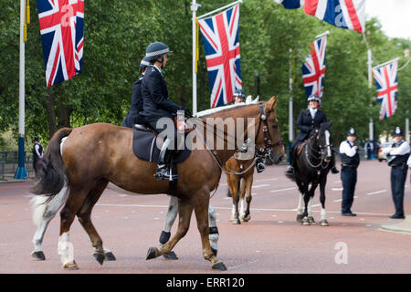 Berittene Polizisten zu Fuß die Mall London England Metropolitan Police Service Stockfoto