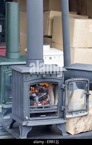 Holzöfen Kanal Boot aus Gusseisen Stockfoto