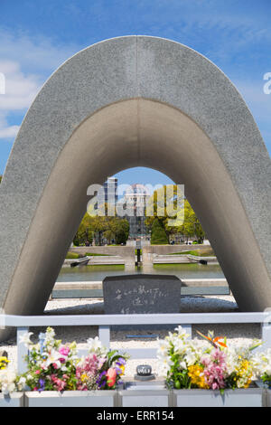 Kenotaph und Atomic Bomb Dome im Friedenspark Hiroshima, Hiroshima-Präfektur, Japan Stockfoto