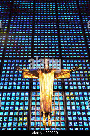 Goldene Statue Christi gegen blaue Glasmalerei in der Kaiser-Wilhelm-Gedächtniskirche in Berlin Stockfoto