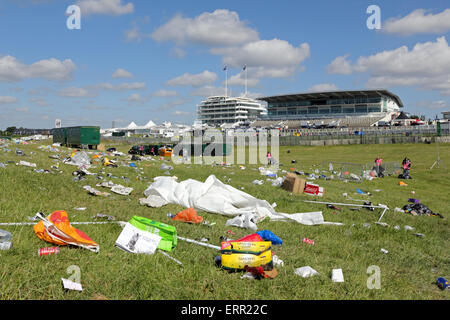 Epsom Downs, Surrey, UK. 7. Juni 2015. Was nicht die Königin zu sehen! Am Morgen nach Derby Day, das große Aufräumen, im Gange ist hinter sich gelassen mit einer Armee von Wurf Kommissionierer beschäftigt, tonnenweise Müll zu entfernen durch Rennen Gänger nach zwei Tagen des Rennsports in Epsom Downs Surrey. Bildnachweis: Julia Gavin UK/Alamy Live-Nachrichten Stockfoto