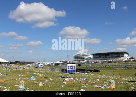 Epsom Downs, Surrey, UK. 7. Juni 2015. Was nicht die Königin zu sehen! Am Morgen nach Derby Day, das große Aufräumen, im Gange ist hinter sich gelassen mit einer Armee von Wurf Kommissionierer beschäftigt, tonnenweise Müll zu entfernen durch Rennen Gänger nach zwei Tagen des Rennsports in Epsom Downs Surrey. Bildnachweis: Julia Gavin UK/Alamy Live-Nachrichten Stockfoto