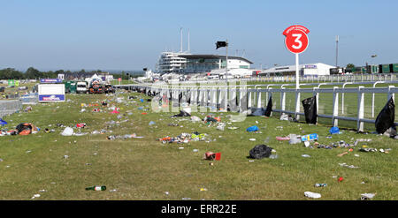 Epsom Downs, Surrey, UK. 7. Juni 2015. Was nicht die Königin zu sehen! Am Morgen nach Derby Day, das große Aufräumen, im Gange ist hinter sich gelassen mit einer Armee von Wurf Kommissionierer beschäftigt, tonnenweise Müll zu entfernen durch Rennen Gänger nach zwei Tagen des Rennsports in Epsom Downs Surrey. Bildnachweis: Julia Gavin UK/Alamy Live-Nachrichten Stockfoto