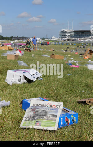 Epsom Downs, Surrey, UK. 7. Juni 2015. Was nicht die Königin zu sehen! Am Morgen nach Derby Day werden Tonnen von Müll durch Rennen Gänger nach zwei Tagen des Rennsports in Epsom Downs Surrey zurückgelassen. Bildnachweis: Julia Gavin UK/Alamy Live-Nachrichten Stockfoto