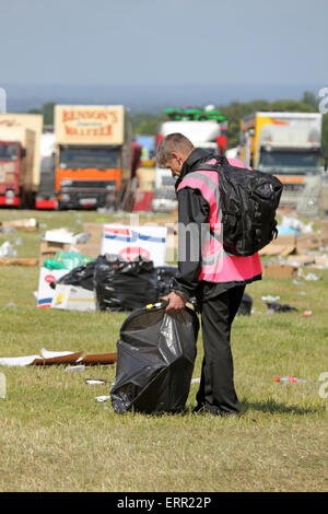 Epsom Downs, Surrey, UK. 7. Juni 2015. Was nicht die Königin zu sehen! Wie die Kirmes am Morgen nach Derby Day packt, die tonnenweise Müll zurückgelassen werden durch Rennen Sie Gänger nach zwei Tagen des Rennsports in Epsom Downs Surrey. Bildnachweis: Julia Gavin UK/Alamy Live-Nachrichten Stockfoto