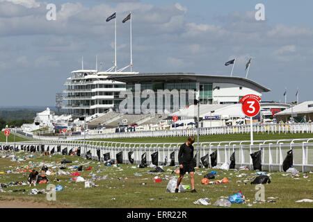 Epsom Downs, Surrey, UK. 7. Juni 2015. Was nicht die Königin zu sehen! Am Morgen nach Derby Day werden Tonnen von Müll durch Rennen Gänger nach zwei Tagen des Rennsports in Epsom Downs Surrey zurückgelassen. Bildnachweis: Julia Gavin UK/Alamy Live-Nachrichten Stockfoto