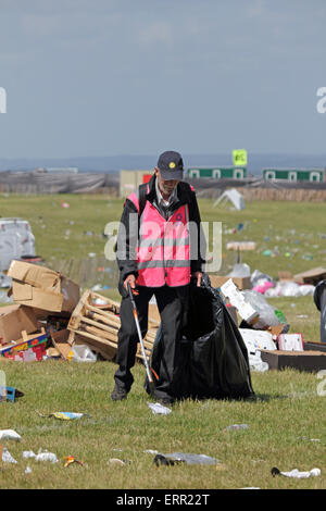 Epsom Downs, Surrey, UK. 7. Juni 2015. Was nicht die Königin zu sehen! Am Morgen nach Derby Day, das große Aufräumen, im Gange ist hinter sich gelassen mit einer Armee von Wurf Kommissionierer beschäftigt, tonnenweise Müll zu entfernen durch Rennen Gänger nach zwei Tagen des Rennsports in Epsom Downs Surrey. Bildnachweis: Julia Gavin UK/Alamy Live-Nachrichten Stockfoto