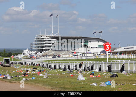 Epsom Downs, Surrey, UK. 7. Juni 2015. Was nicht die Königin zu sehen! Am Morgen nach Derby Day, das große Aufräumen, im Gange ist hinter sich gelassen mit einer Armee von Wurf Kommissionierer beschäftigt, tonnenweise Müll zu entfernen durch Rennen Gänger nach zwei Tagen des Rennsports in Epsom Downs Surrey. Bildnachweis: Julia Gavin UK/Alamy Live-Nachrichten Stockfoto