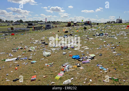 Epsom Downs, Surrey, UK. 7. Juni 2015. Was nicht die Königin zu sehen! Am Morgen nach Derby Day werden Tonnen von Müll durch Rennen Gänger nach zwei Tagen des Rennsports in Epsom Downs Surrey zurückgelassen. Bildnachweis: Julia Gavin UK/Alamy Live-Nachrichten Stockfoto