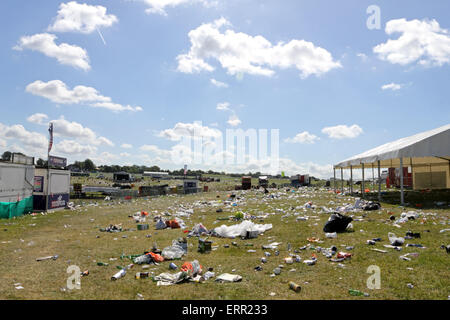 Epsom Downs, Surrey, UK. 7. Juni 2015. Was nicht die Königin zu sehen! Am Morgen nach Derby Day werden Tonnen von Müll durch Rennen Gänger nach zwei Tagen des Rennsports in Epsom Downs Surrey zurückgelassen. Bildnachweis: Julia Gavin UK/Alamy Live-Nachrichten Stockfoto