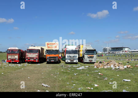 Epsom Downs, Surrey, UK. 7. Juni 2015. Was nicht die Königin zu sehen! Wie die Kirmes am Morgen nach Derby Day packt, die tonnenweise Müll zurückgelassen werden durch Rennen Sie Gänger nach zwei Tagen des Rennsports in Epsom Downs Surrey. Bildnachweis: Julia Gavin UK/Alamy Live-Nachrichten Stockfoto