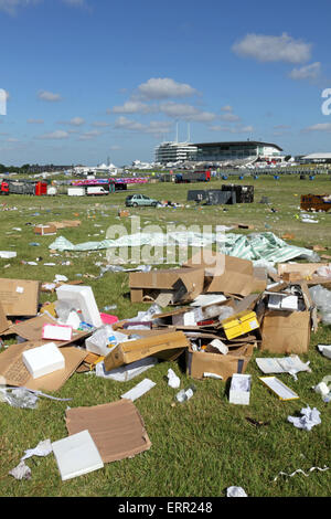 Epsom Downs, Surrey, UK. 7. Juni 2015. Was nicht die Königin zu sehen! Wie die Kirmes am Morgen nach Derby Day packt, die tonnenweise Müll zurückgelassen werden durch Rennen Sie Gänger nach zwei Tagen des Rennsports in Epsom Downs Surrey. Bildnachweis: Julia Gavin UK/Alamy Live-Nachrichten Stockfoto