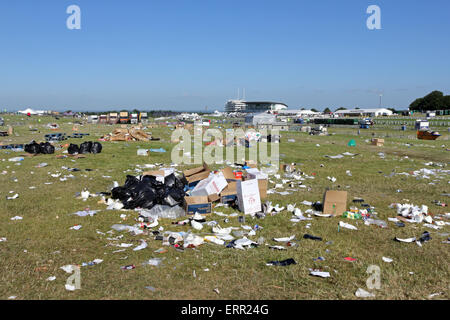 Epsom Downs, Surrey, UK. 7. Juni 2015. Was nicht die Königin zu sehen! Am Morgen nach Derby Day werden Tonnen von Müll durch Rennen Gänger nach zwei Tagen des Rennsports in Epsom Downs Surrey zurückgelassen. Bildnachweis: Julia Gavin UK/Alamy Live-Nachrichten Stockfoto