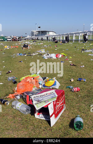 Epsom Downs, Surrey, UK. 7. Juni 2015. Was nicht die Königin zu sehen! Am Morgen nach Derby Day, das große Aufräumen, im Gange ist hinter sich gelassen mit einer Armee von Wurf Kommissionierer beschäftigt, tonnenweise Müll zu entfernen durch Rennen Gänger nach zwei Tagen des Rennsports in Epsom Downs Surrey. Bildnachweis: Julia Gavin UK/Alamy Live-Nachrichten Stockfoto