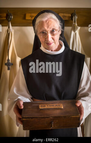 Zisterzienser Nonne mit einer Kiste beschriftet "Rückzug" in Heilig Kreuz Abtei in der Nähe von Whitland, Pembrokeshire Wales, UK Stockfoto