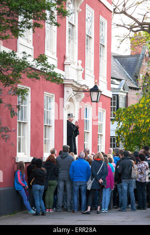 Ein Reiseleiter zeigen, um eine Gruppe von Besuchern bei der York Ghost Tour Stockfoto