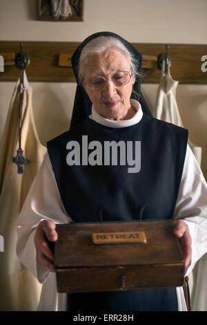 Zisterzienser Nonne mit einer Kiste beschriftet "Rückzug" in Heilig Kreuz Abtei in der Nähe von Whitland, Pembrokeshire Wales, UK Stockfoto