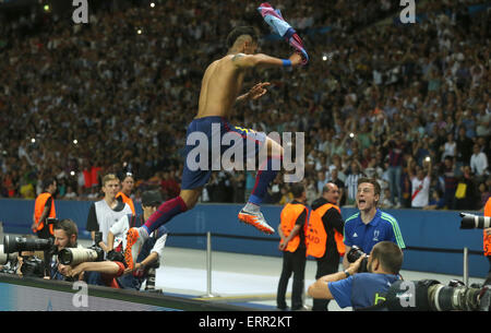 Berlin, Deutschland. 6. Juni 2015. Barcelonas Neymar feiert während der UEFA Champions League Finale Fußballspiel zwischen Juventus FC und dem FC Barcelona im Olympiastadion in Berlin, Deutschland, 6. Juni 2015. Foto: Kay Nietfeld/Dpa/Alamy Live News Stockfoto