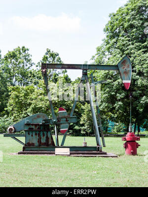 Alte Öl-Pumpe auf dem Gebiet der Ausstellung der städtischen Park. Stockfoto