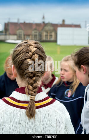 Junior Mädchen in ein Wirrwarr vor ein Cricket-Match in Wiltshire, England Stockfoto