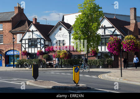 Das White Swan Hotel, Blume zeigt, Warwickshire, England UK Stratford Stockfoto