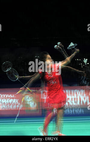 Jakarta, DKI Jakarta, Indonesien. 7. Juni 2015. JAKARTA, Indonesien - Juni 06: Thailands Ratchanok Intanon kehrt einer Schuss Japans Yui Hashimoto während der letzten Frauen in Indonesien Open Superseries Premier Badmintonturnier 2015 in Jakarta am 6. Juni 2015. Thailands Ratchanok Intanon gewinnen von Japans Yui Hashimoto mit Ergebnis 21-11 und 21-10. Bildnachweis: Sijori Bilder/ZUMA Draht/Alamy Live-Nachrichten Stockfoto