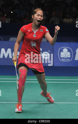 Jakarta, DKI Jakarta, Indonesien. 7. Juni 2015. JAKARTA, Indonesien - Juni 06: Thailands Ratchanok Intanon feiern nach dem Sieg von Japans Yui Hashimoto während der letzten Frauen in Indonesien Open Superseries Premier Badmintonturnier 2015 in Jakarta am 6. Juni 2015. Thailands Ratchanok Intanon gewinnen von Japans Yui Hashimoto mit Ergebnis 21-11 und 21-10. Bildnachweis: Sijori Bilder/ZUMA Draht/Alamy Live-Nachrichten Stockfoto