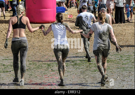 Leigh on Sea, Essex, England. 7. Juni 2015. Konkurrenten kommen zurück an Bell Wharf nach Teilnahme an der jährlichen "Insel zu Insel Mud Run". Bildnachweis: Gordon Scammell/Alamy Live-Nachrichten Stockfoto