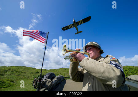 Braunton Burrows, Devon. 6. Juni 2015.  Lebendige Geschichte Re-enactment nehmen Teil in einen d-Day Commerative Service Kennzeichnung 71 Jahre seit dem d-Day Landungen. Abgebildet auf Braunton Burrows, Devon, wo amerikanische Truppen für die Invasion von Europa am 6. Juni 1944 ausgebildet. Abgebildet ist Living History Bugler David Bunney spielen die letzte Hommage post, wie historische Flugzeuge vorbei fliegen.   Bild copyright Kerl Harrop info@guyharrop. Bildnachweis: Kerl Harrop/Alamy Live News Stockfoto