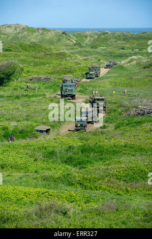 Braunton Burrows, Devon. 6. Juni 2015.  Lebendige Geschichte Re-enactment nehmen Teil in einen d-Day Commerative Service Kennzeichnung 71 Jahre seit dem d-Day Landungen. Abgebildet auf Braunton Burrows, Devon, wo amerikanische Truppen für die Invasion von Europa am 6. Juni 1944 ausgebildet. Abgebildet sind einige der Konvoi, die Teilnahme an der Veranstaltung am Wochenende.    Bild copyright Kerl Harrop info@guyharrop. Bildnachweis: Kerl Harrop/Alamy Live News Stockfoto