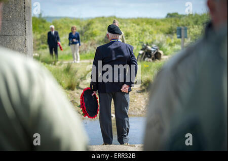 Braunton Burrows, Devon. 6. Juni 2015.  Ein d-Day-Vateran hält einen Kranz, eine ergreifende Moment vor einen Commerative Service Kennzeichnung 71 Jahre seit dem d-Day Landungen zu teilen. Abgebildet auf Braunton Burrows, Devon, wo amerikanische Truppen für die Invasion von Europa am 6. Juni 1944 ausgebildet.    Bild copyright Kerl Harrop info@guyharrop. Bildnachweis: Kerl Harrop/Alamy Live News Stockfoto