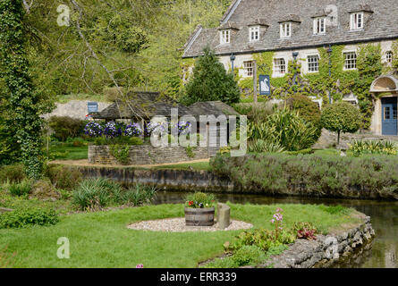 Bibury, Glos, zeigen The Swan Hotel und die Anlagen der Forellenzucht. England Stockfoto