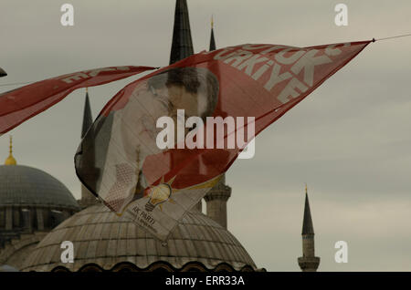 Türkische Wahl Flagge mit Porträt des Ministerpräsidenten Ahmet Davutoğlu Istanbul Stockfoto