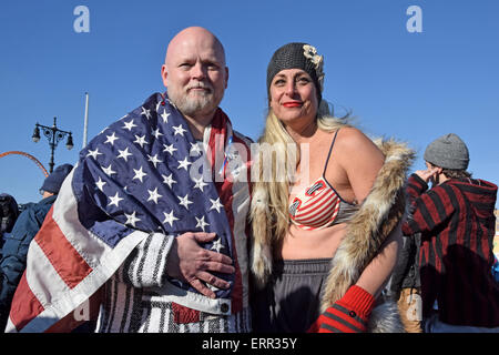 Zwei Teilnehmer in das jährliche Neujahrskonzert Tag Polar Bear Club Ozean schwimmen in Coney Island, Brooklyn, New York. 2015 Stockfoto