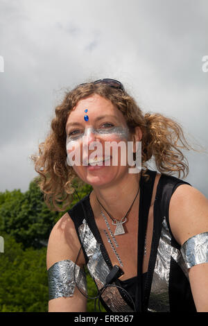 Calderdale, Yorkshire, 7. Juni 2015. Francesca Sierevogel Tanz Führer, am Hebden Bridge Festival. Die 8 Hebden Bridge handgefertigte Parade unter dem Motto "in den Wind", die Kunst der Handarbeit. Eine feste Veranstaltungen mit Künstlern und Darstellern, die ein erstaunliches Ereignis erstellen, eine Gelegenheit, die für bis zu 1000 Personen Tanz in den Straßen von Hebden Bridge, die von Tausenden sah nach unten. Stockfoto