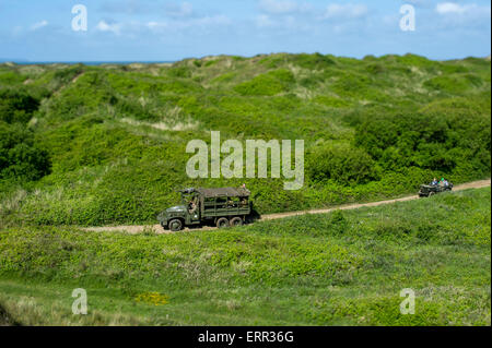 Braunton Burrows, Devon. 6. Juni 2015.  Lebendige Geschichte Re-enactment nehmen Teil in einen d-Day Commerative Service Kennzeichnung 71 Jahre seit dem d-Day Landungen. Abgebildet auf Braunton Burrows, Devon, wo amerikanische Truppen für die Invasion von Europa am 6. Juni 1944 ausgebildet. Abgebildet sind einige der Konvoi, die Teilnahme an der Veranstaltung am Wochenende.    Bild copyright Kerl Harrop info@guyharrop. Bildnachweis: Kerl Harrop/Alamy Live News Stockfoto