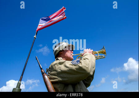 Braunton Burrows, Devon. 6. Juni 2015.  Lebendige Geschichte Re-enactment nehmen Teil in einen d-Day Commerative Service Kennzeichnung 71 Jahre seit dem d-Day Landungen. Abgebildet auf Braunton Burrows, Devon, wo amerikanische Truppen für die Invasion von Europa am 6. Juni 1944 ausgebildet. Abgebildet ist Living History Bugler David Bunney spielen den letzten Tribut veröffentlichen.   Bild copyright Kerl Harrop info@guyharrop. Bildnachweis: Kerl Harrop/Alamy Live News Stockfoto