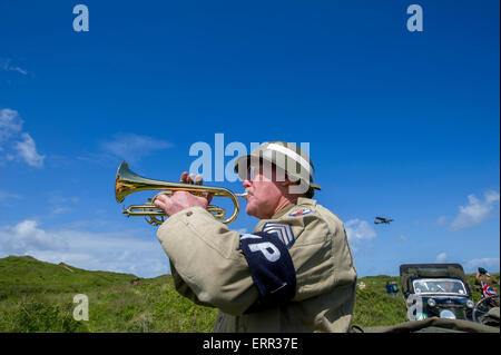 Braunton Burrows, Devon. 6. Juni 2015.  Lebendige Geschichte Re-enactment nehmen Teil in einen d-Day Commerative Service Kennzeichnung 71 Jahre seit dem d-Day Landungen. Abgebildet auf Braunton Burrows, Devon, wo amerikanische Truppen für die Invasion von Europa am 6. Juni 1944 ausgebildet. Abgebildet ist Living History Bugler David Bunney spielen den letzten Tribut veröffentlichen.   Bild copyright Kerl Harrop info@guyharrop. Bildnachweis: Kerl Harrop/Alamy Live News Stockfoto