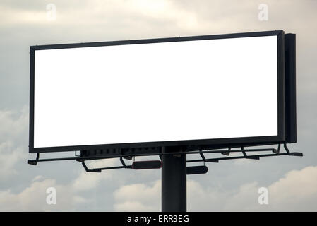 Leere Außenwerbung Plakatwand Horten gegen bewölktem Himmel, weiße textfreiraum für Mock-Up Design oder Marketing-Nachricht Stockfoto