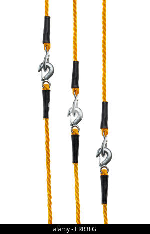 Orange Abschleppen Seile mit Haken verbunden als Konzeptbild für starke Haftung und unzerbrechliche Verbindung isoliert auf weiß Ba Stockfoto