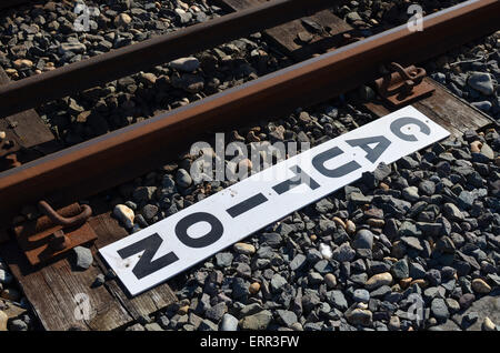 Achtung-Zeichen neben Gleis. Stockfoto